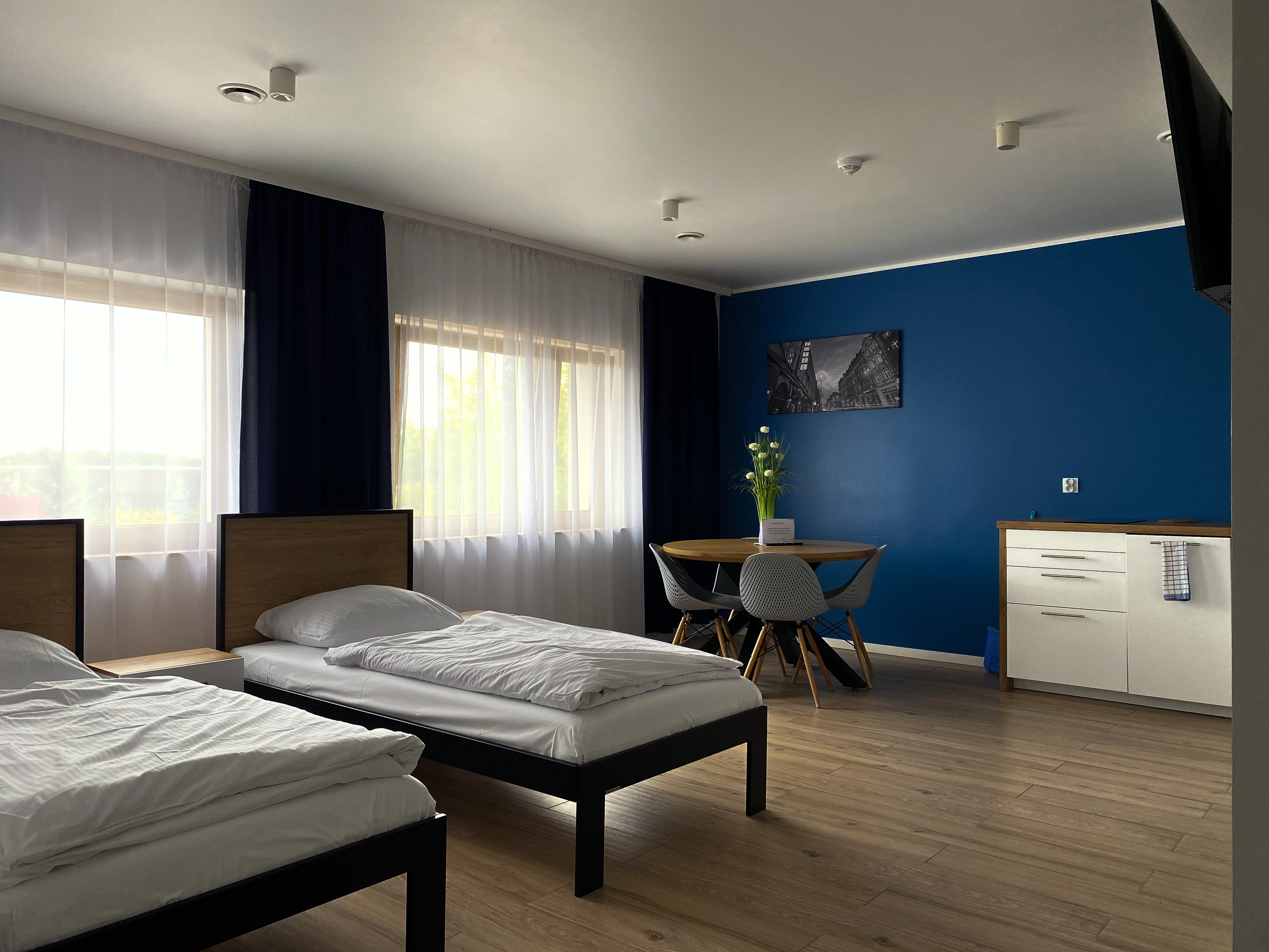 Wnętrze 4-osobowego apartamentu L28 - komfortowe noclegi dla firm w Gliwicach